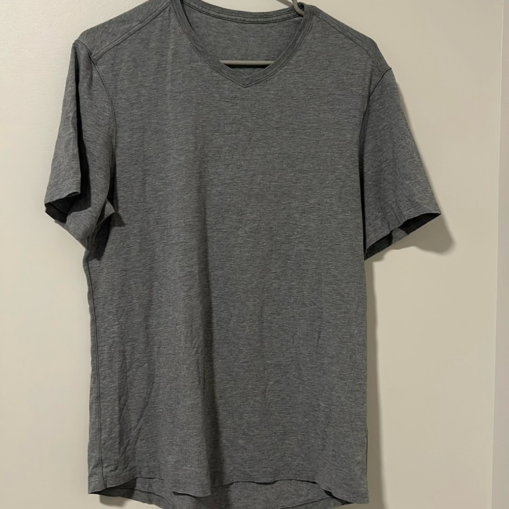 Men’s Lululemon Gray V Neck Short Sleeve T-Shirt Size Small